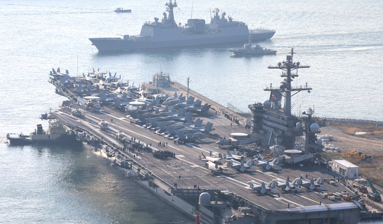 The USS George Washington, a 100,000-ton nuclear-powered aircraft carrier with the U.S. Navy’s 7th Fleet, enters Korea's Fleet Command base in Nam District, Busan, on Nov. 5 for logistical loading and crew rest. [YONHAP]