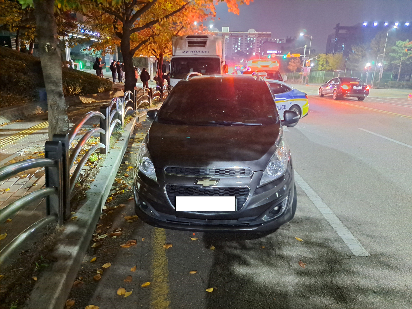Car driven by a woman on Nov. 6 is parked on the side of the road in Suwon, Gyeonggi. The driver ran over a child the same day with the car. [YONHAP]