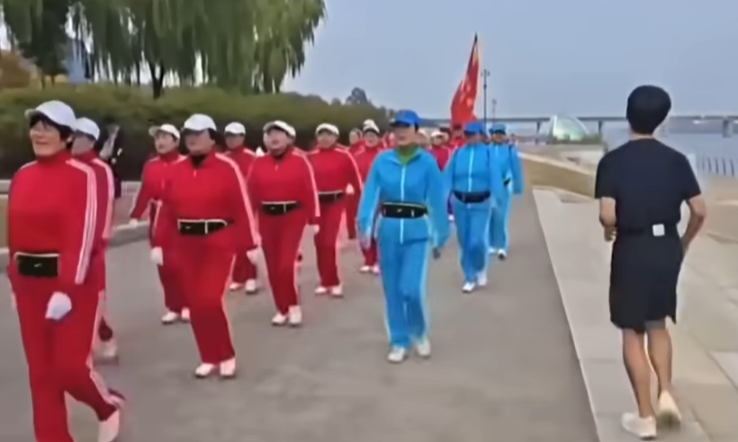 A group of Chinese nationals has drawn controversy for marching in formation along the Han River in Seoul in what some online users mistook for a military drill, due to their outfits resembling military uniforms and bright red clothing. [SCREEN CAPTURE]
