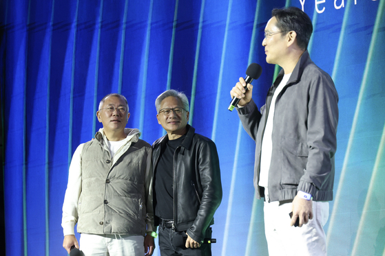 Samsung Electronics Chairman Lee Jae Yong greets attendees at the Nvidia GeForce Gamer Festival held at COEX in Gangnam District, southern Seoul, on Oct. 30. [NEWS1]
