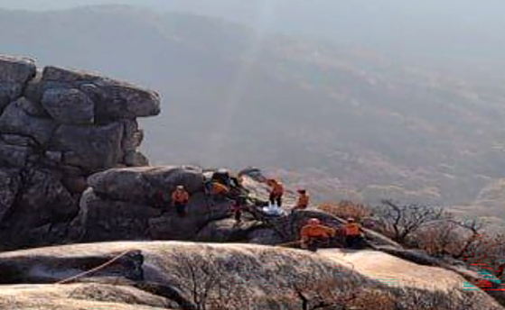 Rescue team is on site at Mount Bukhan in Gyeonggi, after receiving a report that a woman fell on Nov. 7. [GYEONGGIDO NORTHERN FIRE SERVICES] 