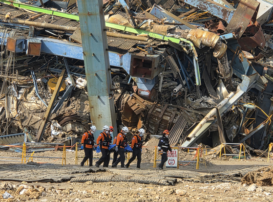 Firefighters rescue and transport a buried worker following the collapse of a boiler tower at the Ulsan Thermal Power Plant in Nam District, Ulsan, on Nov. 7. The worker was later pronounced dead at a hospital. [ULSAN FIRE DEPARTMENT] 