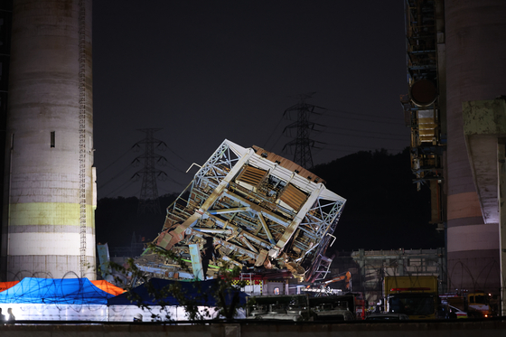 Nighttime recovery operations are underway at the site of a boiler tower collapse at the Ulsan Thermal Power Plant in Nam District, Ulsan, on the evening of Nov. 6. [YONHAP]