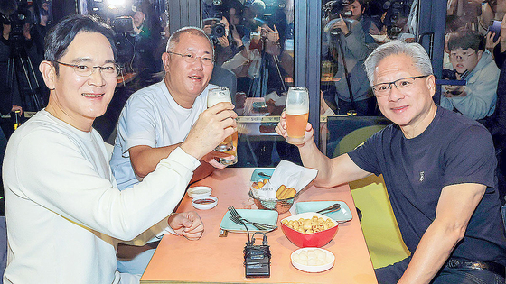 Nvidia CEO Jensen Huang, right, shares a chicken dinner with Samsung Group Chairman Lee Jae-yong, left, and Hyundai Motor Group Chairman Chung Eui-sun, center, at a Kanbu Chicken restaurant near Samseong Station in Gangnam District, southern Seoul, on Oct. 30. [JOONGANG ILBO]