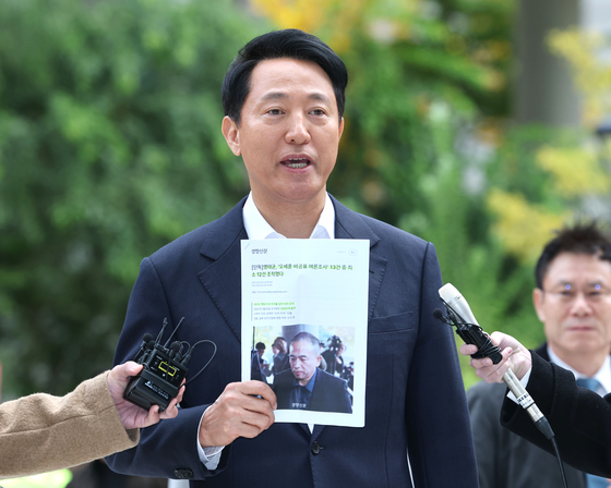 Seoul Mayor Oh Se-hoon speaks to reporters in front of the KT Gwanghwamun West Building in Jongno District, Seoul, on the morning of Nov. 8, before undergoing questioning over allegations related to first lady Kim Keon Hee.