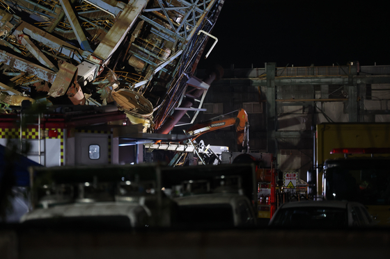 Nighttime recovery operations are underway at the site of a boiler tower collapse at the Ulsan Thermal Power Plant in Nam District, Ulsan, on the evening of Nov. 6. [YONHAP]