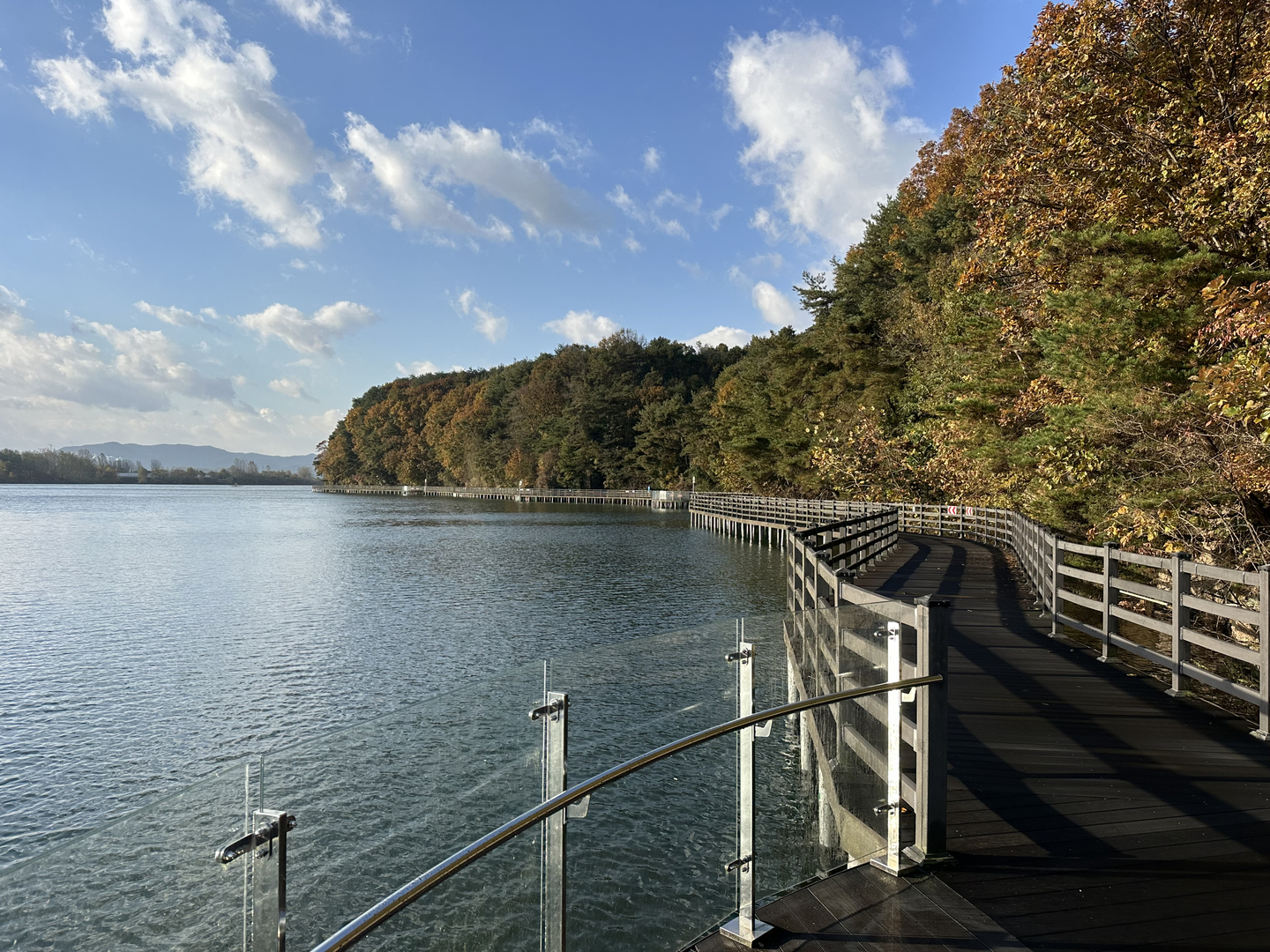A boardwalk over the North Han River on the Bukhangang Bicycle Path just outside of Chuncheon, Gangwon, on Nov. 1.  [JIM BULLEY]