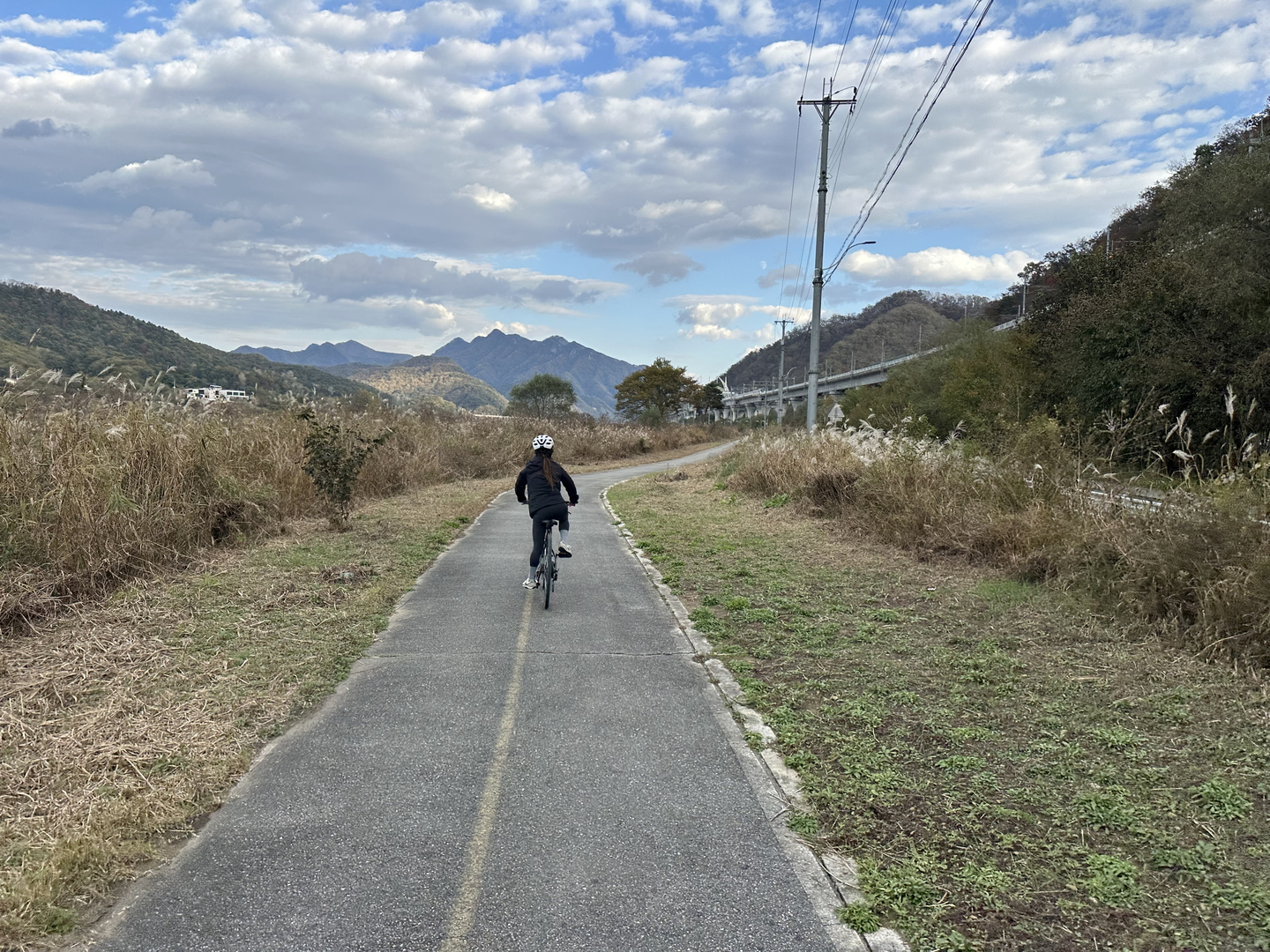 Riding the Bukhangang Bicycle Path in Chuncheon, Gangwon, on Nov. 1.  [JIM BULLEY]