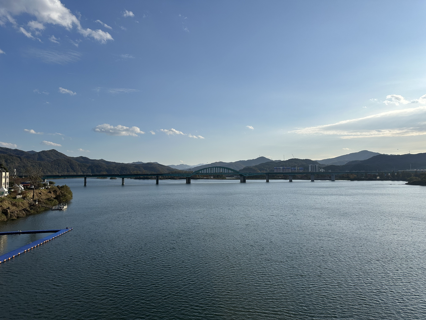 Riding the Bukhangang Bicycle Path in Gapyeong, Gyeonggi, on Nov. 1.  [JIM BULLEY]