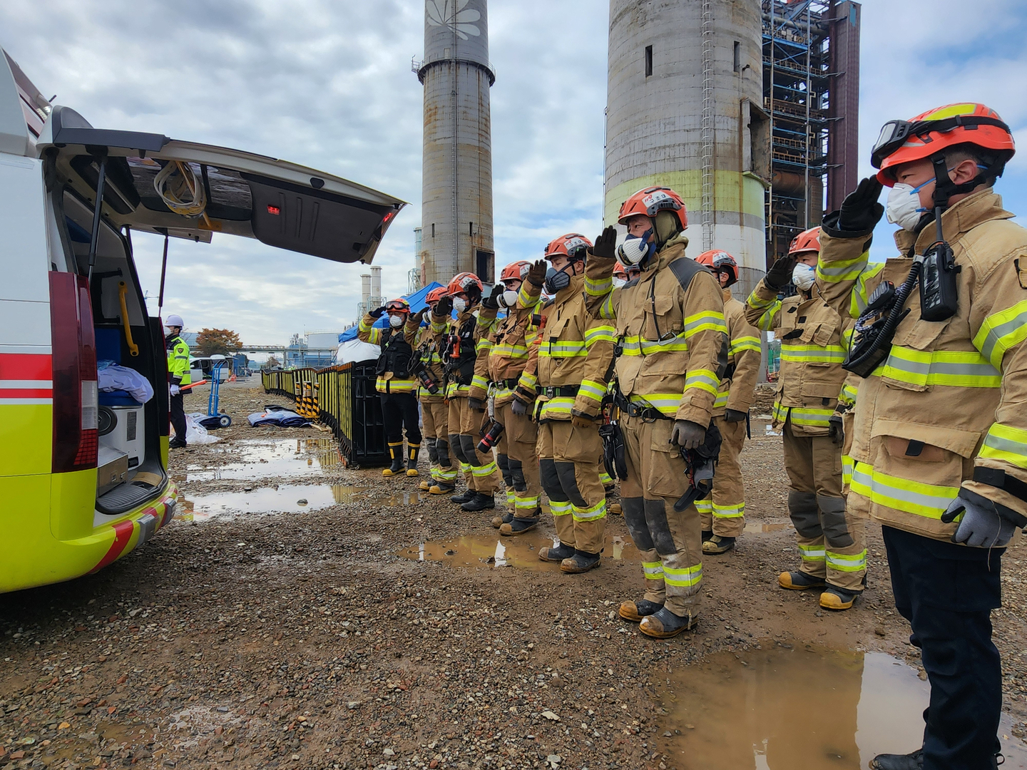  Rescue authorities line up and salute after recovering the body of a deceased worker, surnamed Kim, who had been trapped after a boiler tower collapsed on the morning of Nov. 9. [ULSAN FIRE DEPARTMENT]