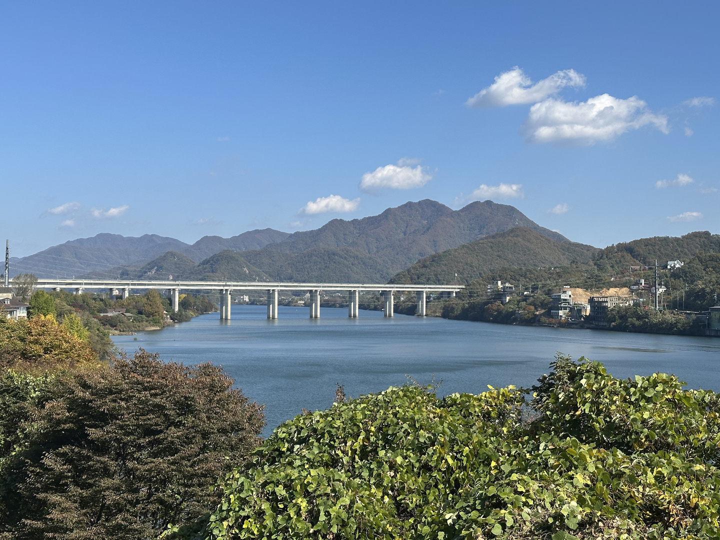 The Seoul-Yangyang Expressway cuts across the North Han River in Namyangju, Gyeonggi, on Nov. 1.  [JIM BULLEY]