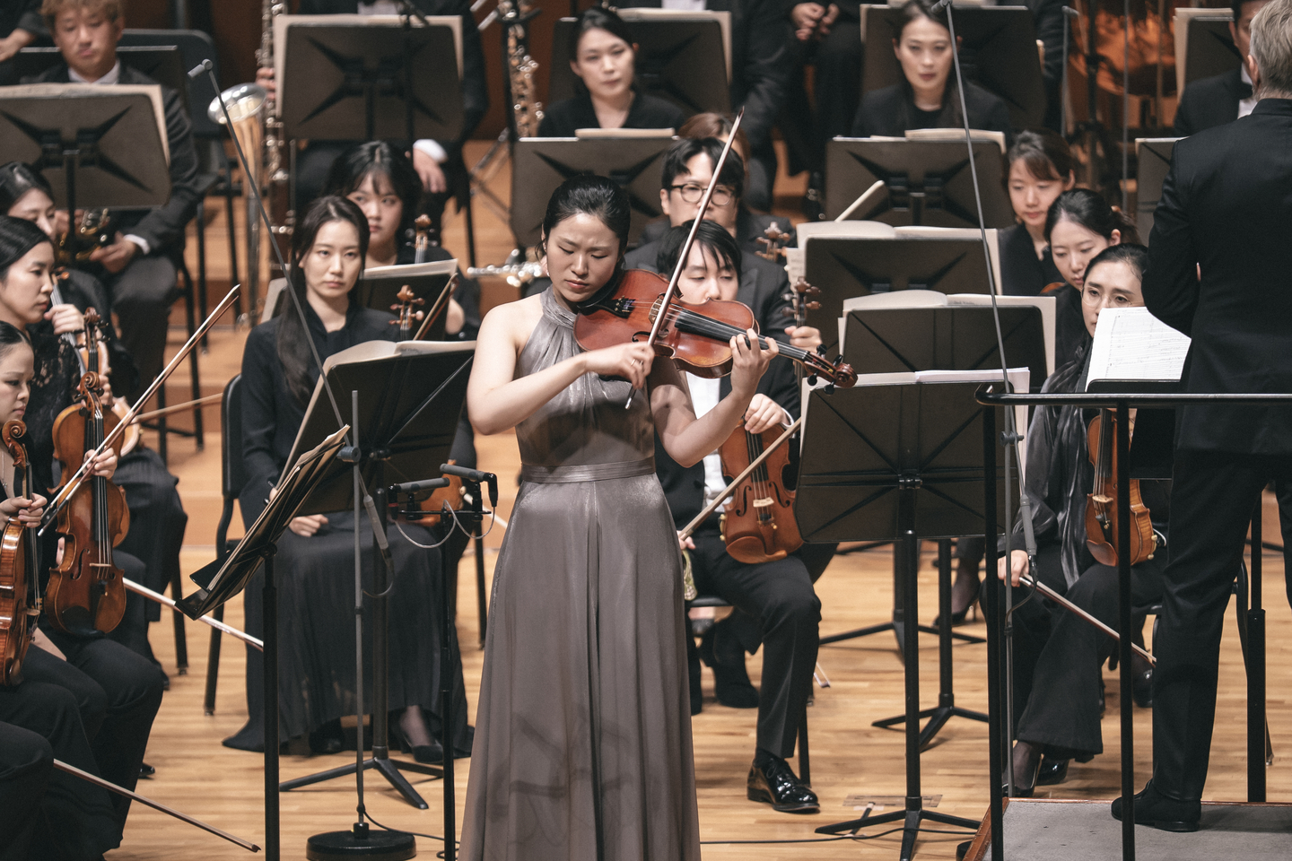 Violist Park Ha-yang performs Toru Takemitsu’s “A String Around Autumn” during the closing concert of the Seoul International Music Festival at the Seoul Arts Center on Nov. 6. [EMBASSY OF JAPAN TO KOREA]