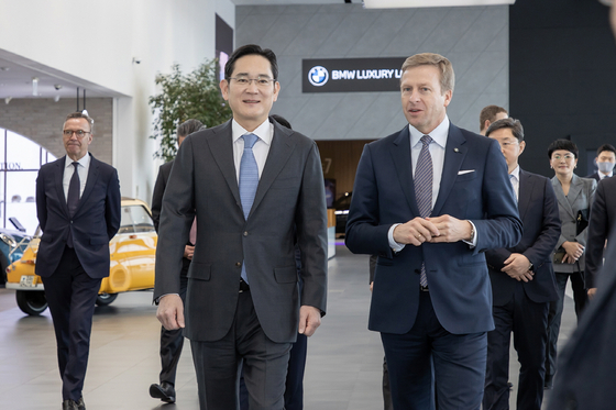 Samsung Electronics Executive Chairman Lee Jae-yong, left, speaks with BMW CEO Oliver Zipse at BMW’s driving center in Yeongjongdo, Incheon, on Sept. 19, 2022. [SAMSUNG ELECTRONICS] 