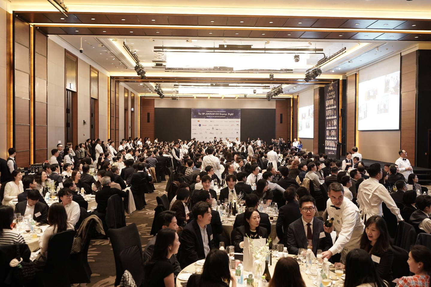 Guests and hosts attend the Amcham CEO Servers' Night, an annual charity dinner organized by the Amcham's Partners for the Future Foundation, on Nov. 6. [AMERICAN CHAMBER OF COMMERCE IN KOREA]