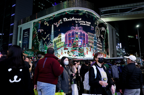 A Christmas tree light display is installed on the exterior wall of Lotte Department Store’s Young Plaza in central Seoul on Oct. 29. [YONHAP]