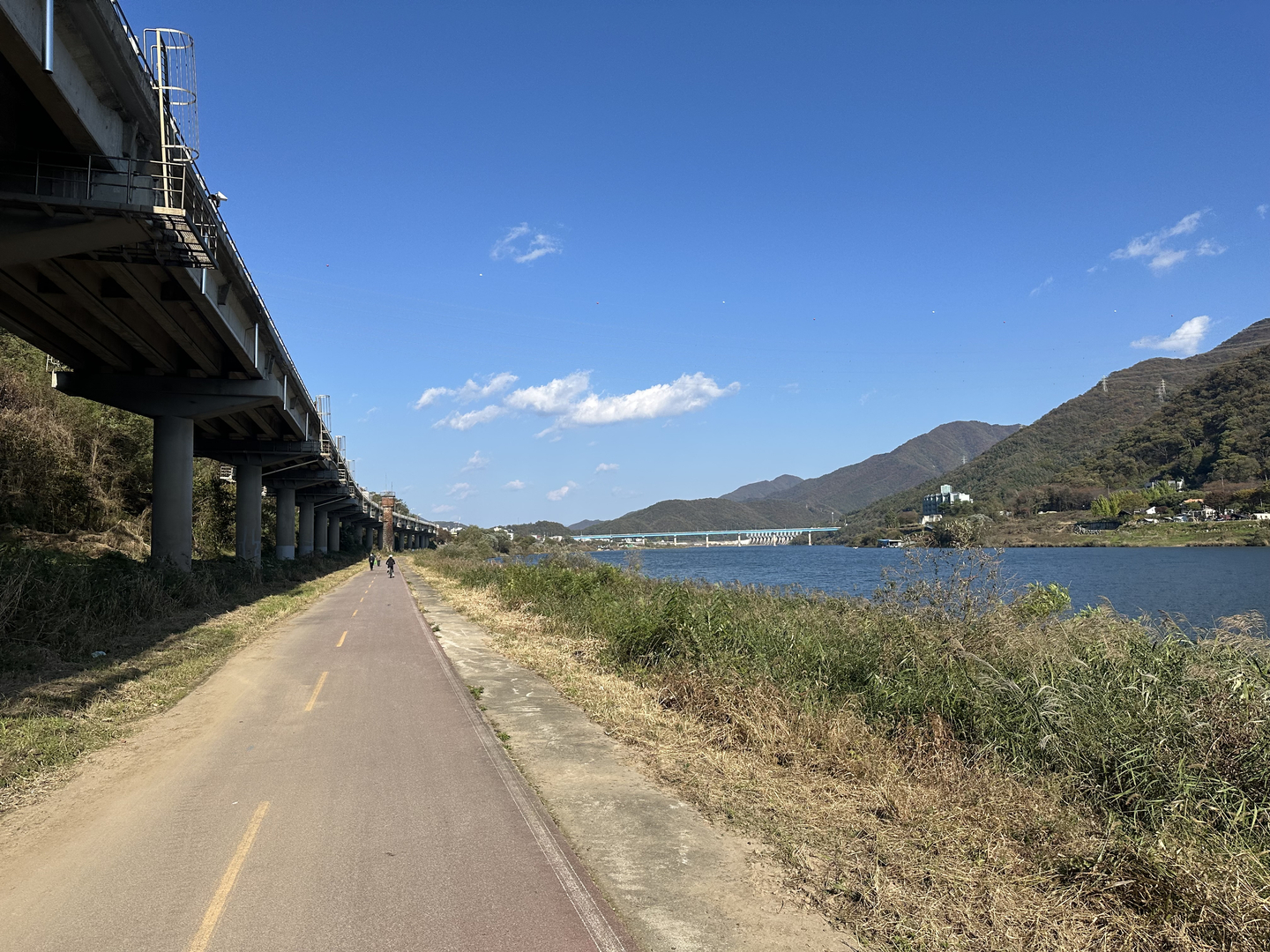 Riding the Bukhangang Bicycle Path in Gapyeong, Gyeonggi, on Nov. 1.  [JIM BULLEY]