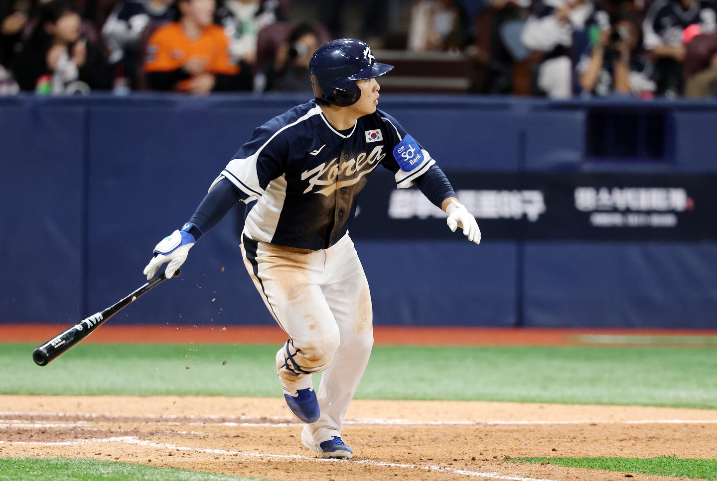 Korea's Moon Hyun-bin hits an RBI single during a K-Baseball Series game against the Czech Republic at Gocheok Sky Dome in western Seoul on Nov. 9. [YONHAP]