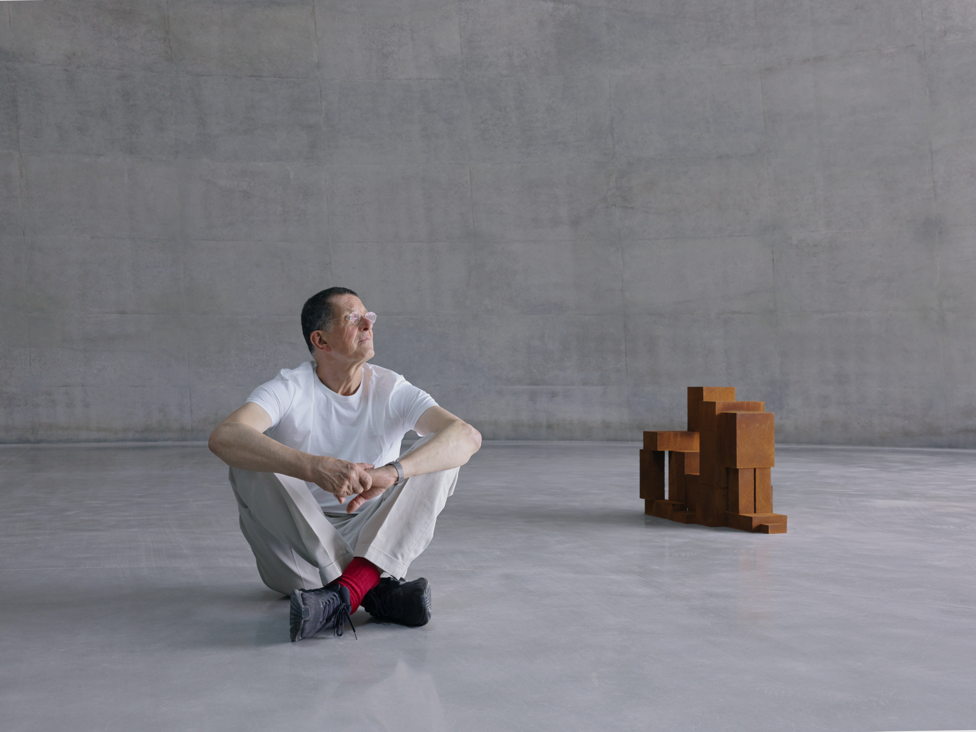 British sculptor Antony Gormley sits with his "Blockwork" sculpture at Ground, a new permanent space, created in collaboration between Gormley and Japanese architect Tadao Ando, at Museum SAN in Wonju, Gangwon. The space officially opened to the public on Friday. [MUSEUM SAN]