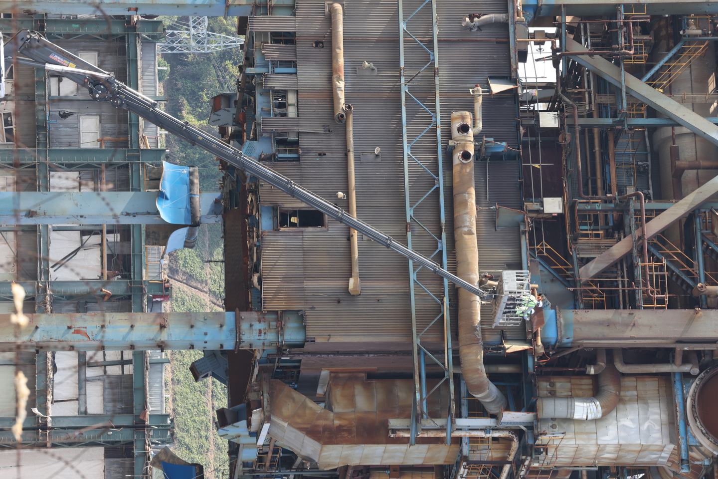 Officials inspect the remaining Boiler Tower Units 4 and 6 to work on the demolition process at the Ulsan Thermal Power Plant on Nov. 9. [YONHAP]