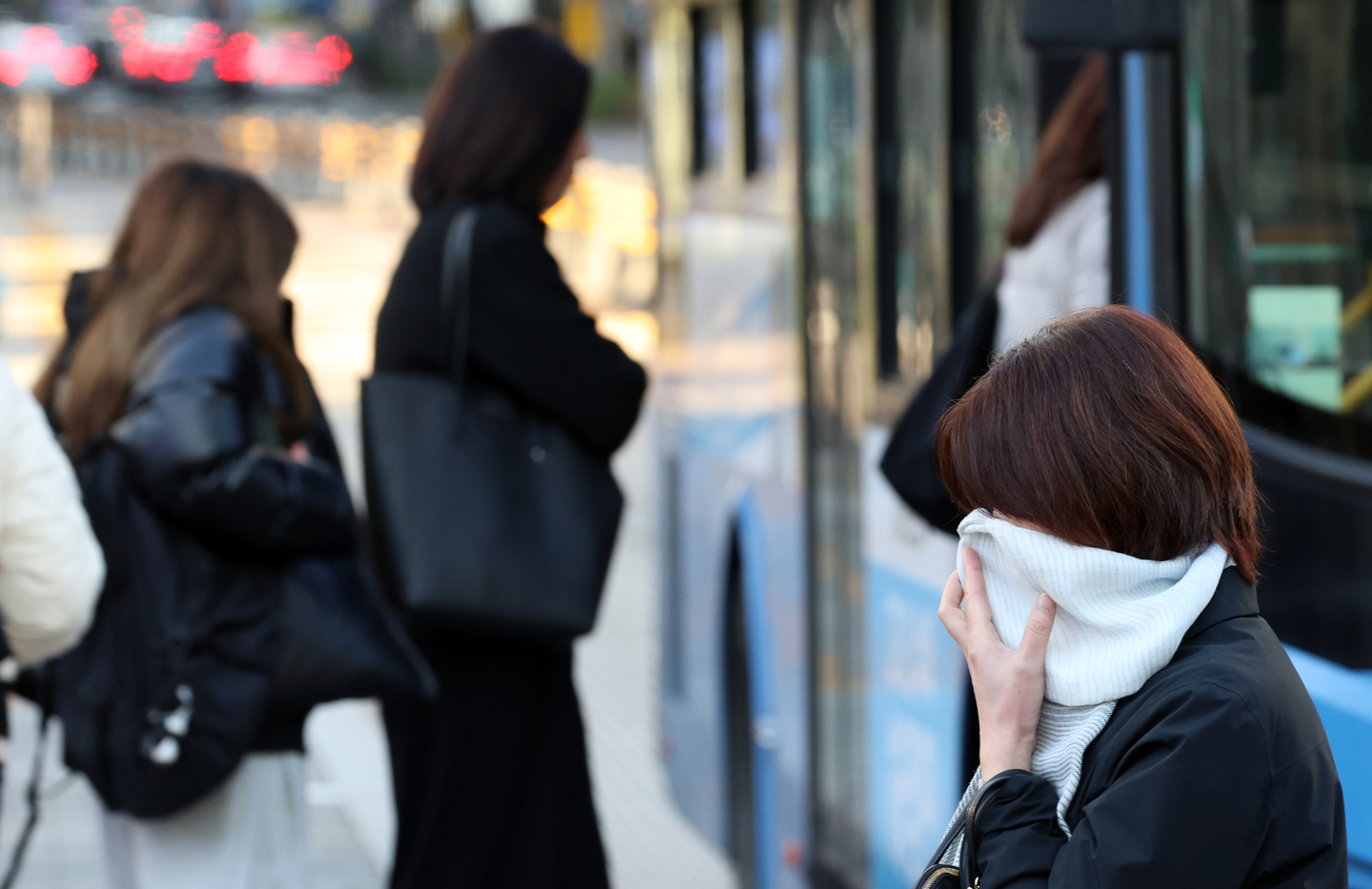 Commuters bundle up as temperatures drop below freezing across Korea on the morning of Nov. 3 at Gwanghwamun Intersection in central Seoul. [NEWS1]