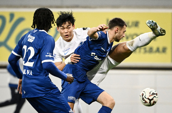 KRC Genk forward Oh Hyeon-gyu, center, vies for the ball during a Belgian Pro League match against KAA Gent at the KAA Stadium in Ghent, Belgium on Nov. 9. [AFP/YONHAP]