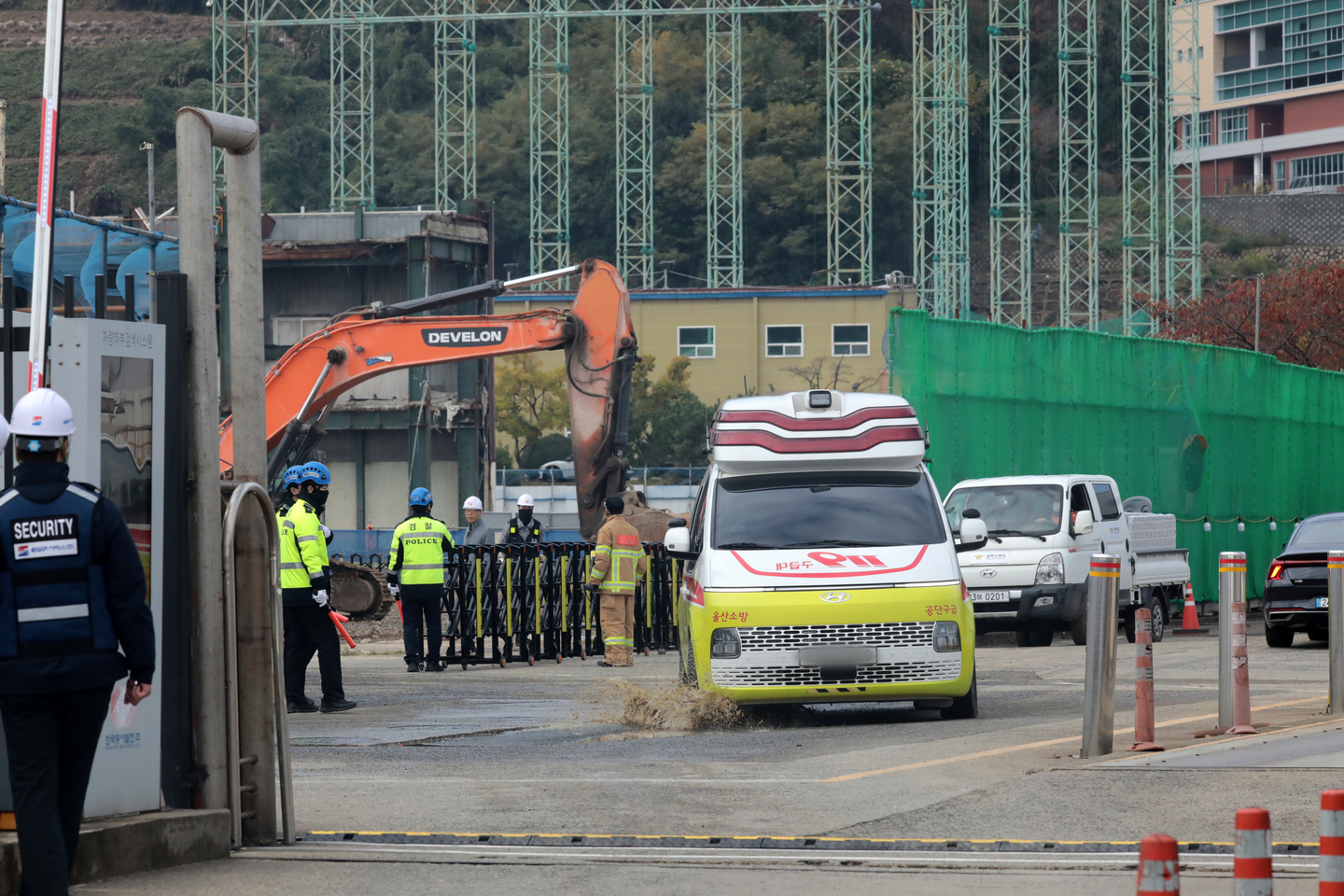 The body of a victim of the Ulsan Thermal Power Plant collapse is carried into an ambulance on Nov. 9. [NEWS1] 