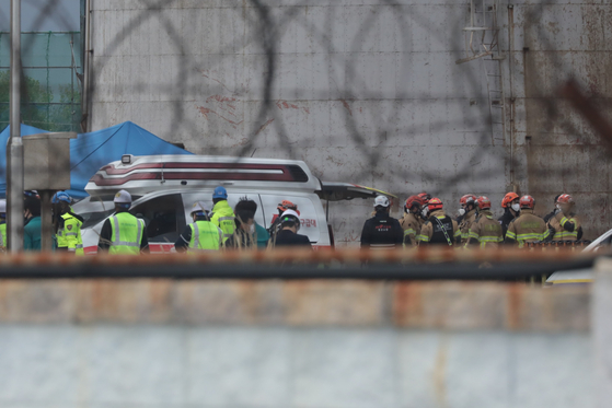 Firefighters recover the bodies of those trapped beneath rubble at the Ulsan Thermal Power Plant in Ulsan on Nov. 9. [NEWS1] 