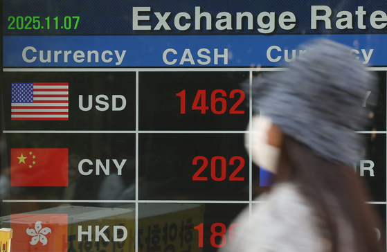 An electronic board in Myeongdong in Jung District, central Seoul, shows exchange rates for various currencies, including the won, on Nov. 7. [NEWS1]