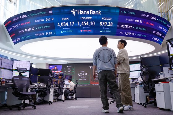 Electronic displays at Hana Bank's trading room in Jung District, central Seoul, show the won-dollar exchange rate on Nov. 10. [NEWS1]