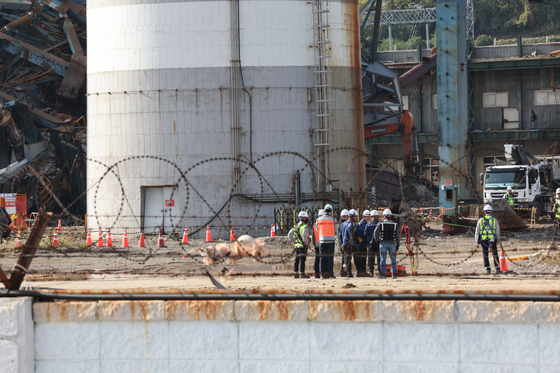 After the boiler tower collapse at the Ulsan Thermal Power Plant, officials inside the facility discuss preblasting work for Boiler Units 4 and 6 on Nov. 9