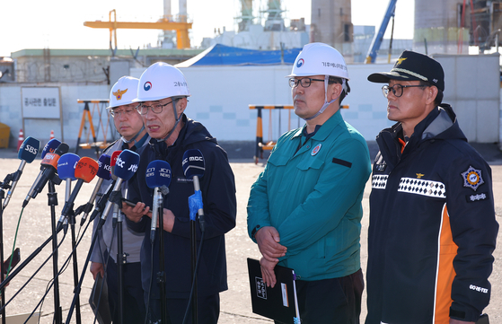 A press briefing by the Central Disaster Management Headquarters is held in front of the collapsed boiler tower at Ulsan Thermal Power Plant in Nam District, Ulsan, on Nov. 10. [YONHAP]