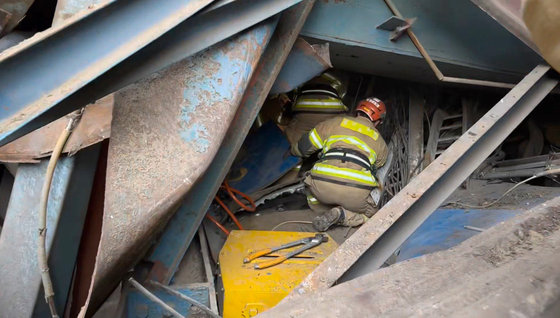 Officials look for survivors during a rescue operation at the collapsed boiler tower of the Ulsan Thermal Power Plant in Ulsan on Nov. 7. [NATIONAL FIRE AGENCY]