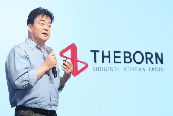 Theborn Korea CEO Paik Jong-won gives a presentation to buyers at The Shilla Seoul Hotel in central Seoul on Sept. 3. [THEBORN KOREA]