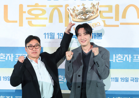 Director Kim Sung-hoon, left, and actor Lee Kwang-soo pose for photos during a press conference for romantic comedy film ″Love Barista″ held in Yongsan District, central Seoul, on Nov. 10. [NEWS1]