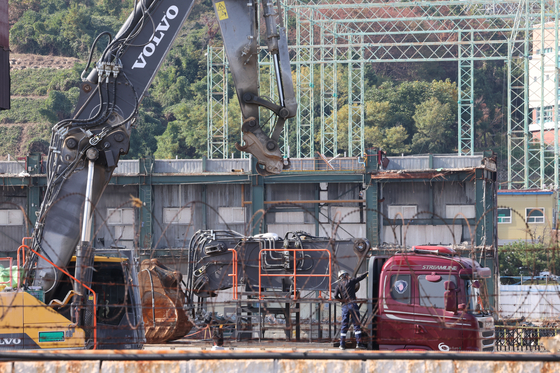 Demolition equipment is being set up at the Ulsan Thermal Power Plant in Ulsan for Boiler Towers 4 and 6 in order to continue the rescue operations at the collapsed Boiler Tower Unit 5 on Nov. 9. [YONHAP]