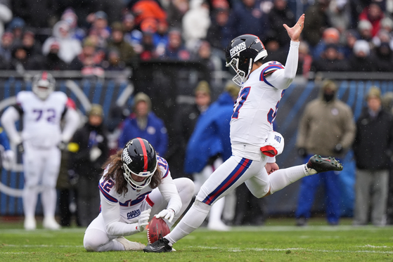 New York Giants kicker Younghoe Koo kicks a field goal during the second half of an NFL football game against the Chicago Bears in Chicago on Nov. 9. [AP/YONHAP] 