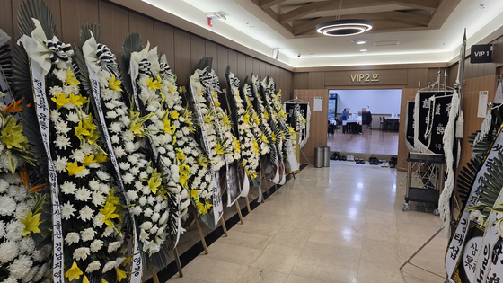A funeral takes place for Jeon, a worker who was found dead at the collapsed boiler tower of the Ulsan Thermal Power Plant in Ulsan, on Nov. 8. [KIM CHANG-YONG]