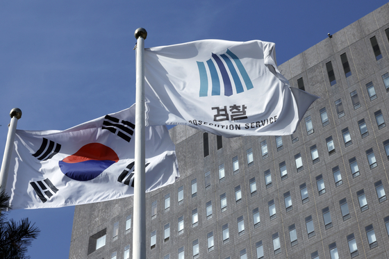 The Korean national flag and the prosecution’s flag flutter in the wind on a flagpole in front of the Seoul Central District Prosecutors’ Office in southern Seoul on Nov. 9. [NEWS1]