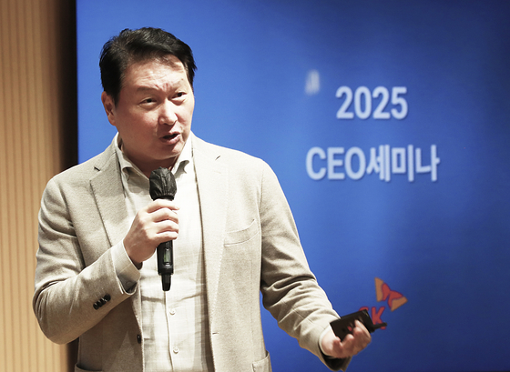SK Chairman Chey Tae-won speaks at the SKMS Research Center in Icheon, Gyeonggi, for the 2025 CEO Seminar, held from Nov. 6 to 8. [SK INC.]