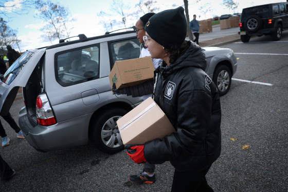 Volunteers load boxes of food into cars during an event held by the Community FoodBank of New Jersey in partnership with Bergen County to deliver emergency food relief to Federal workers and SNAP recipients amid the U.S. government shutdown in Leonia, New Jersey, U.S., Nov. 6. [REUTERS/YONHAP]