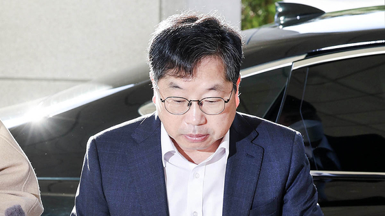 Acting Prosecutor General Noh Man-seok does not respond to reporters’ questions about the prosecution’s decision to drop its appeal in the Daejang-dong case on Nov. 10. [KIM SEONG-RYONG] 