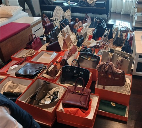 Hermes handbags are found at the residence of a taxpayer who failed to report capital gains after selling a high-priced commercial property and owes more than 10 billion won ($6.9 million) in unpaid taxes in this photo provided by the National Tax Service on Nov. 10. [NATIONAL TAX SERVICE] 
