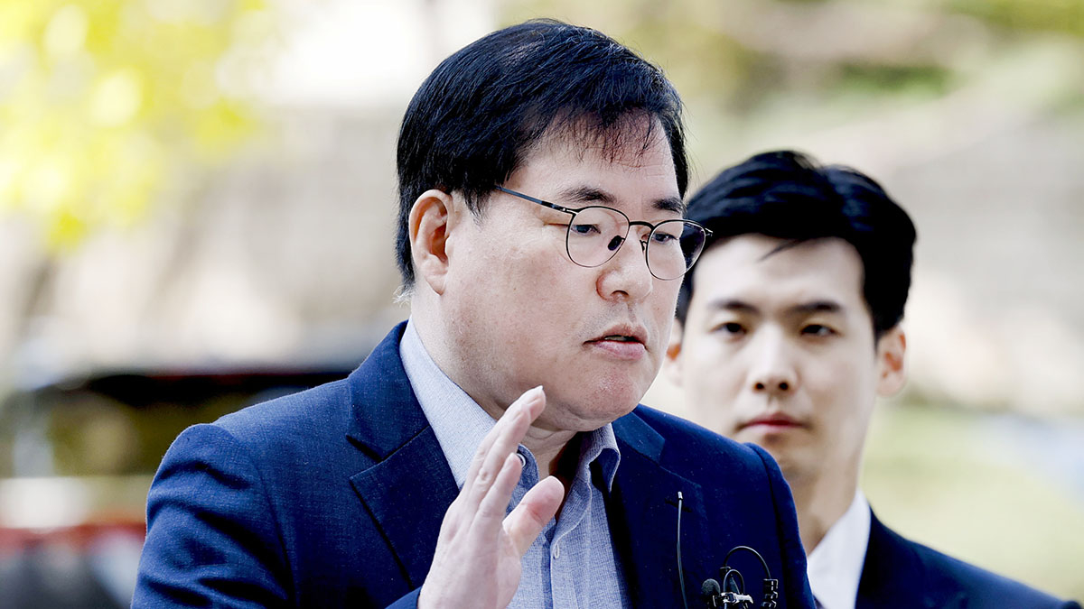 Yoo Dong-gyu, the former acting president of Seongnam Development Corp, speaks to the press as he arrives for the first-trial sentencing hearing at the Seoul Central District Court in southern Seoul on Oct. 31. [NEWS1]