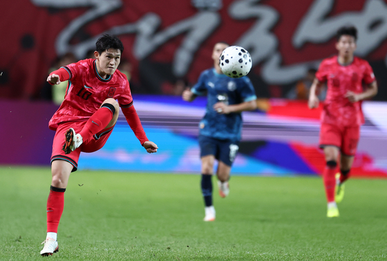 Korea's Lee Dong-gyeong passes the ball during a friendly against Paraguay at Seoul World Cup Stadium in western Seoul on Oct. 14. [YONHAP] 