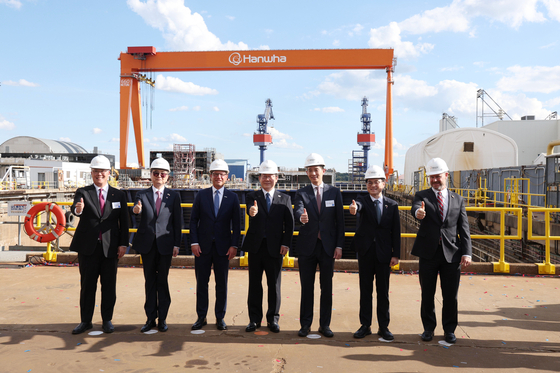 President Lee Jae Myung, center, Pennsylvania Gov. Josh Shapiro, third from left, and executives of Hanwha Ocean pose for a photo during Lee's visit to Hanwha Philly Shipyard in Philadelphia on Aug. 27. [YONHAP]