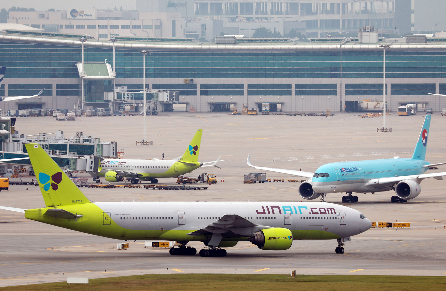Jin Air and Korean Air planes parked at Incheon International Airport on July 13. [YONHAP]