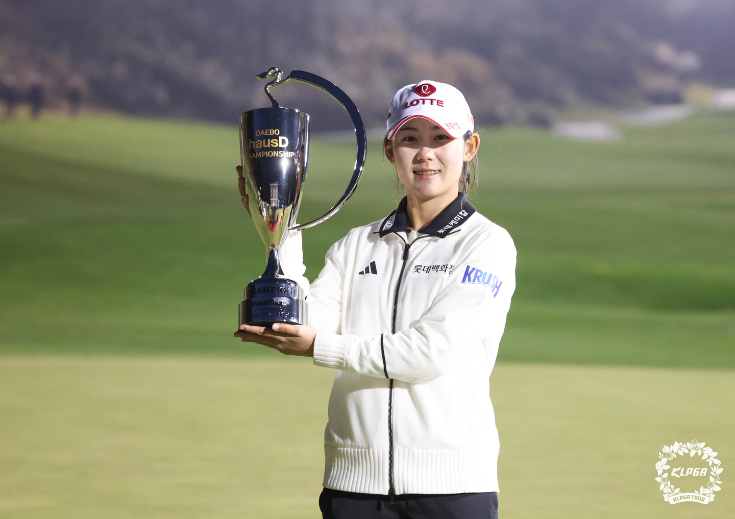 Hwang You-min of Korea poses with the trophy after winning the Daebu hausD Championship at Seowon Hills Country Club in Paju, Gyeonggi, on Nov. 9, in this photo provided by the Korea LPGA Tour. [KOREA LPGA TOUR]