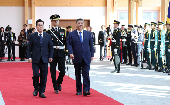 President Lee Jae Myung, left, and Chinese President Xi Jinping take part in an official welcoming ceremony ahead of their bilateral summit at the Gyeongju National Museum in Gyeongju, North Gyeongsang, on Nov. 1. [JOINT PRESS CORPS] 