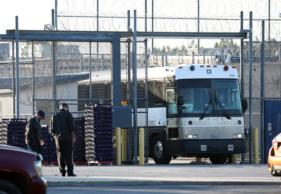 Buses leave the Immigration and Customs Enforcement (ICE) detention center in Folkston, Georgia, with no passengers on Sept. 10 after an agreement to release Korean workers from the facility fell through. [YONHAP]