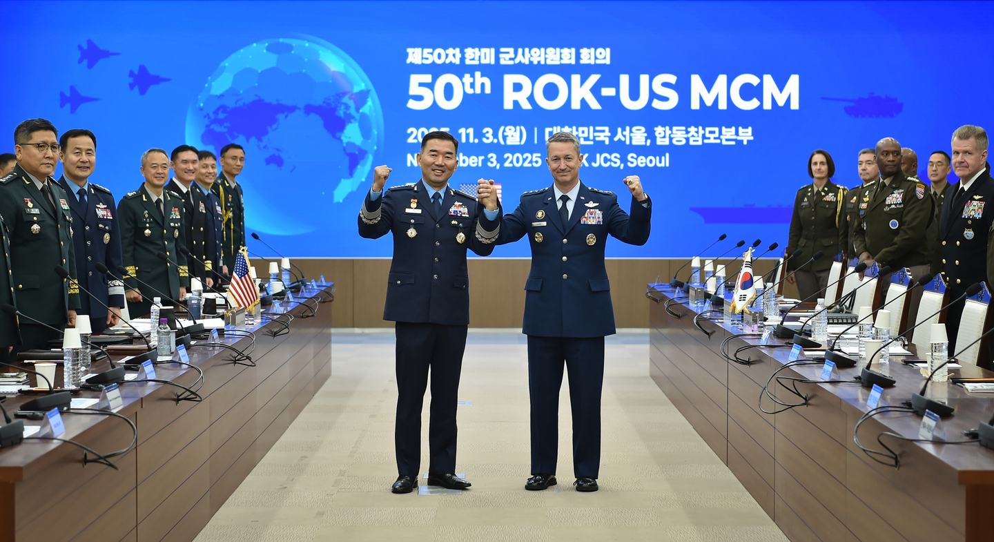 Gen. Jin Young-seung (left), chairman of the Joint Chiefs of Staff, and U.S. Joint Chiefs of Staff Chairman Gen. John Daniel Kane pose for a commemorative photo before the 50th Korea-U.S. Military Committee plenary session on Nov. 3 at the JCS headquarters in Yongsan District, Seoul. [JOINT CHIEFS OF STAFF]